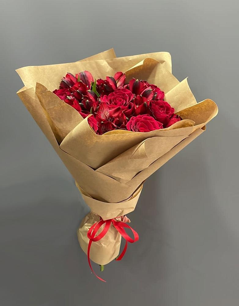 Букет цветов из: Альстромерии и Розы в Топках