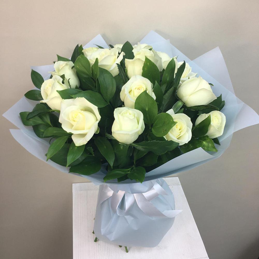 Букет 15 Белых роз Проуд в Топках