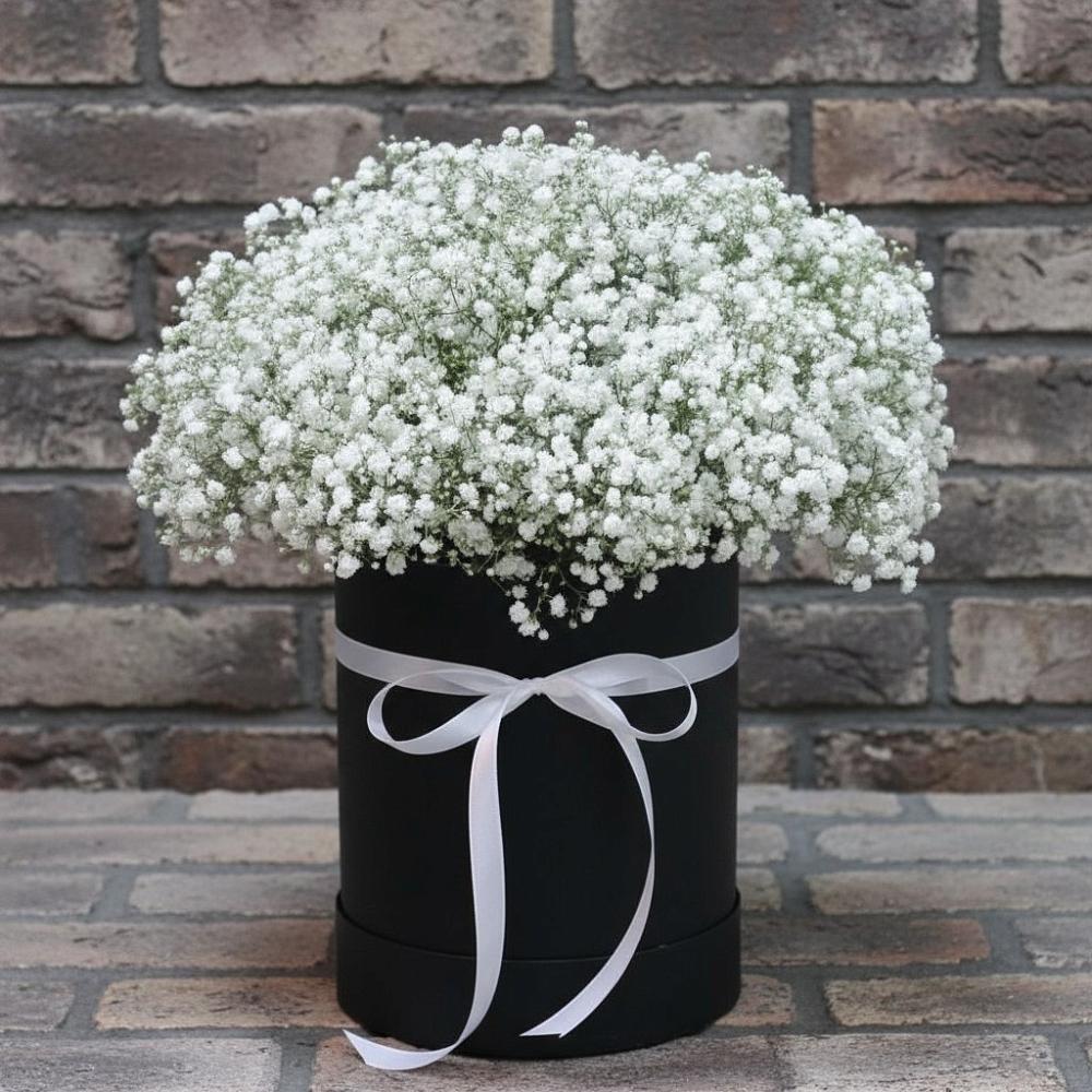 Цветочная композиция из Гипсофила в шляпной коробке в Топках