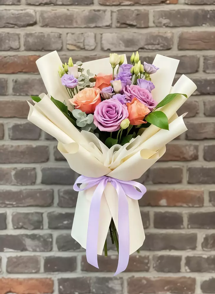 Букет цветов из: Лизиантусы и Розы в Топках