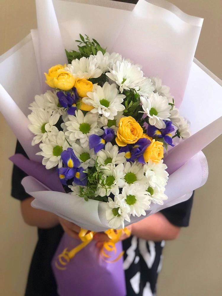 Букет цветов из: Ирисы, Хризантемы и Розы в Топках