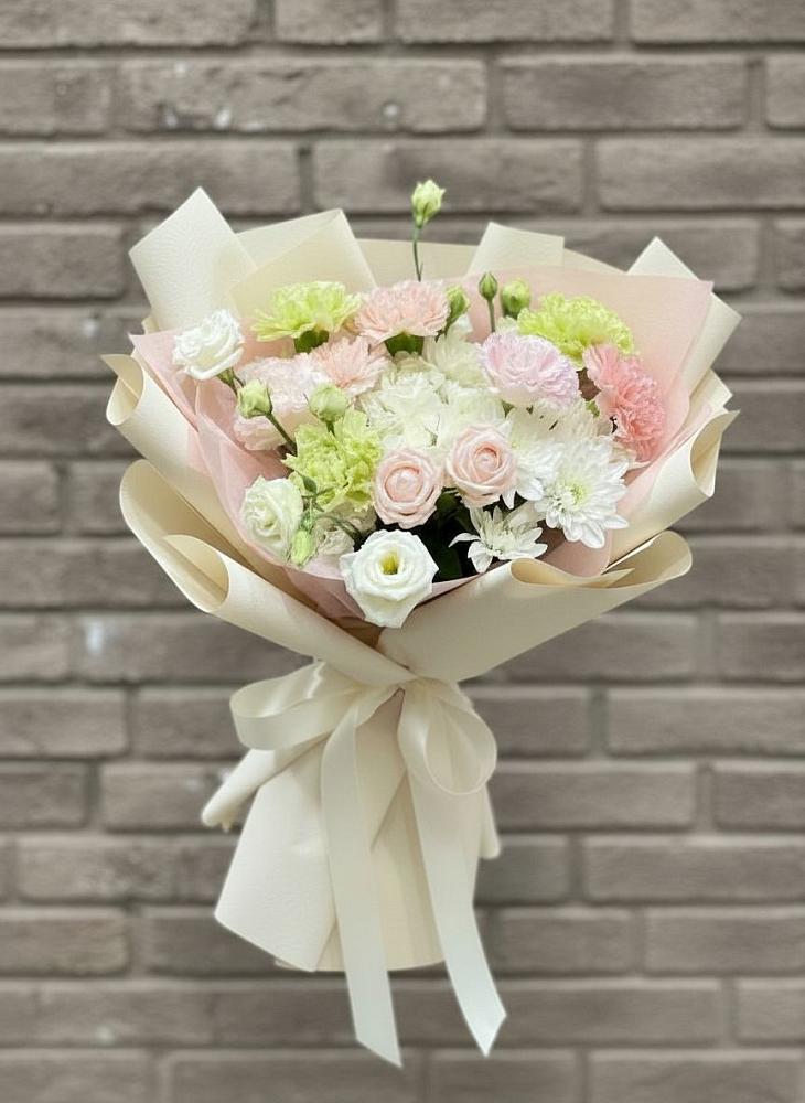 Букет цветов из: Гвоздики, Розы, Лизиантусы и Хризантемы в Топках