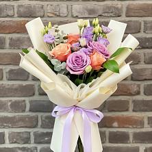 Букет цветов из:  Лизиантусы и Розы в Топках