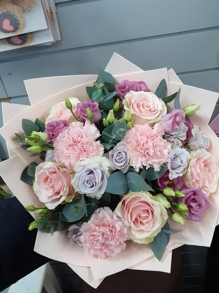 Букет цветов из: Розы, Гвоздики и Лизиантусы в Топках